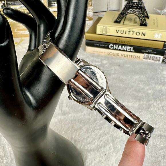 Fendi women’s silver watch 210G Good Pre-Owned - Picture 5 of 13